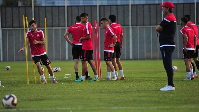 Samsunsporlu Futbolcular Sahada Bayrak Açtı!
