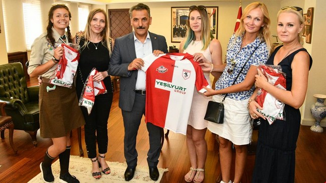 Vali Kaymak'tan Ukraynalı Ziyaretçilerine Samsunspor Forması!
