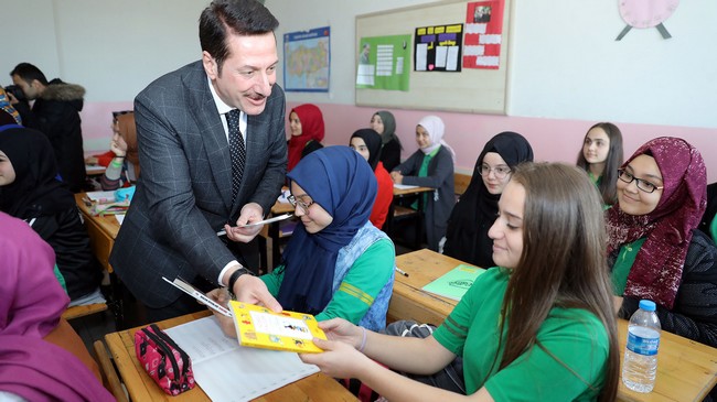 Başkan Tok, Öğrencilere Kitap Dağıttı!