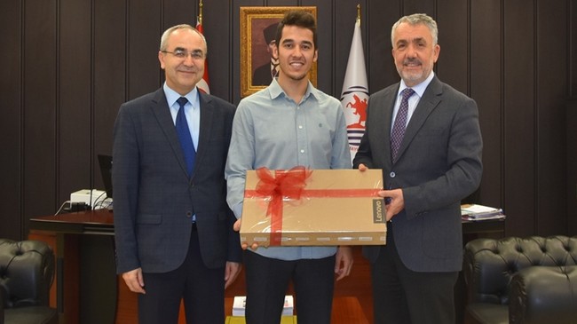 Rektör Bilgiç TUS İkincisini Tebrik Etti!