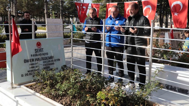 Samsunspor’dan Kahramanın Kabrine Ziyaret!