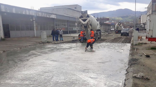 Tekkeköy’de Sanayilere Beton Yol Yapılıyor!