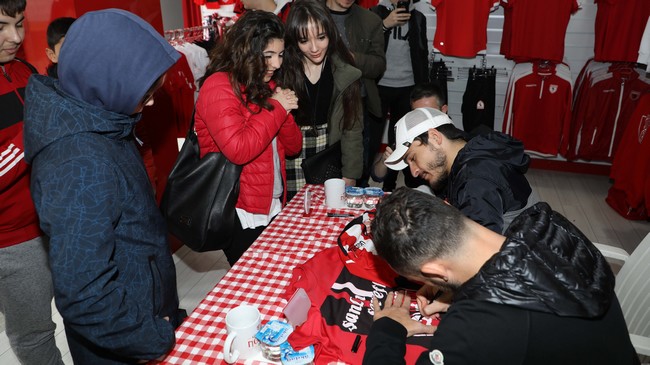 Samsunsporlu Oyunculardan Taraftara İmza!