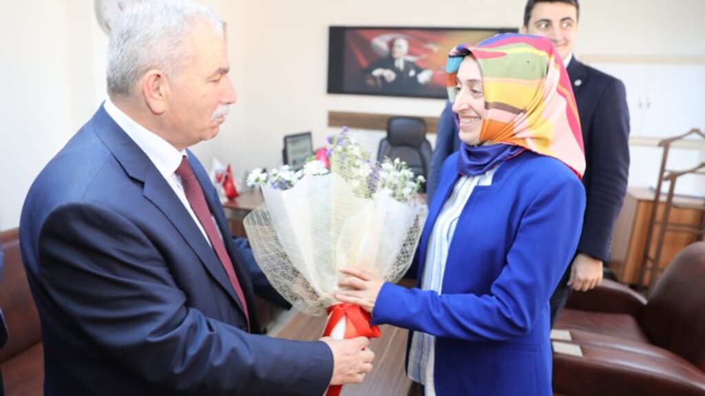 Başkan Demirtaş'dan Çiçekli Kutlama!