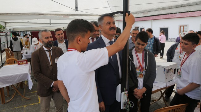 Başkan Deveci, Bilim Fuarında Projeleri İnceledi!