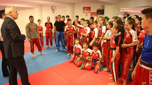 Kick Boks Sporcularına Mırık’tan Sürpriz Ziyaret!