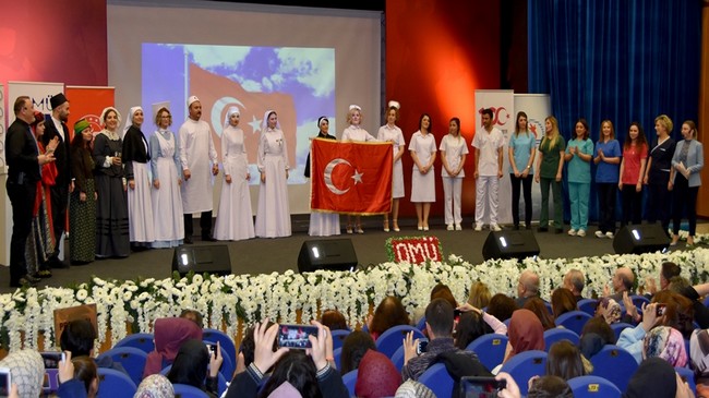 Geçmişten Günümüze Hemşirelik Kıyafetleri Defilesi!