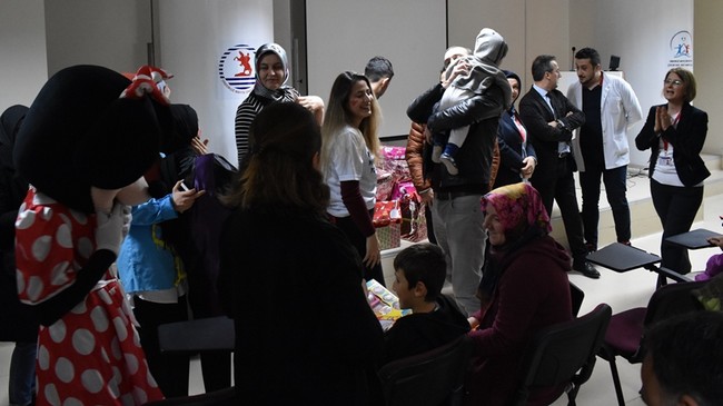 Hemşire Adaylarından Samsun'da Çocuklara Sürpriz!