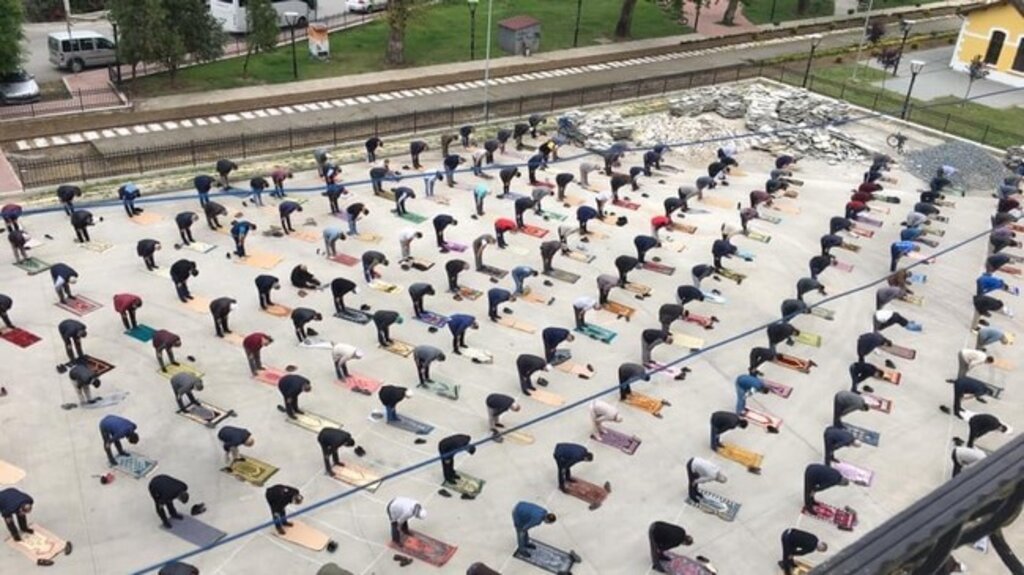 Tekkeköy’de Tarihi Alanda Tarihi Cuma Namazı!