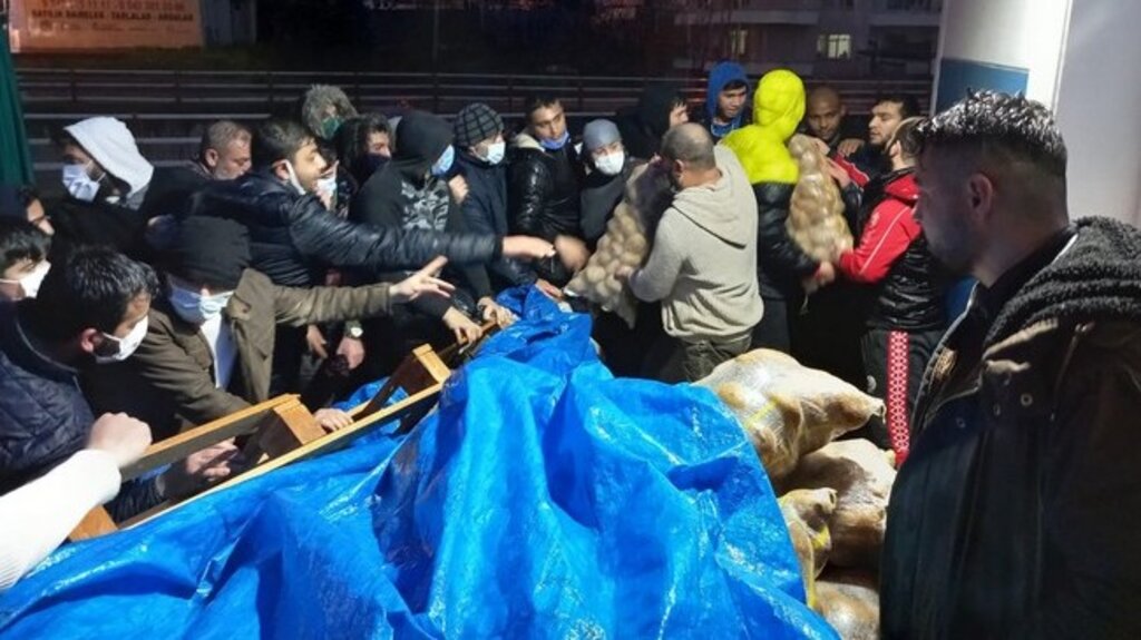 Samsunlu Hayırsever 800 Çuval Patates Dağıttı!