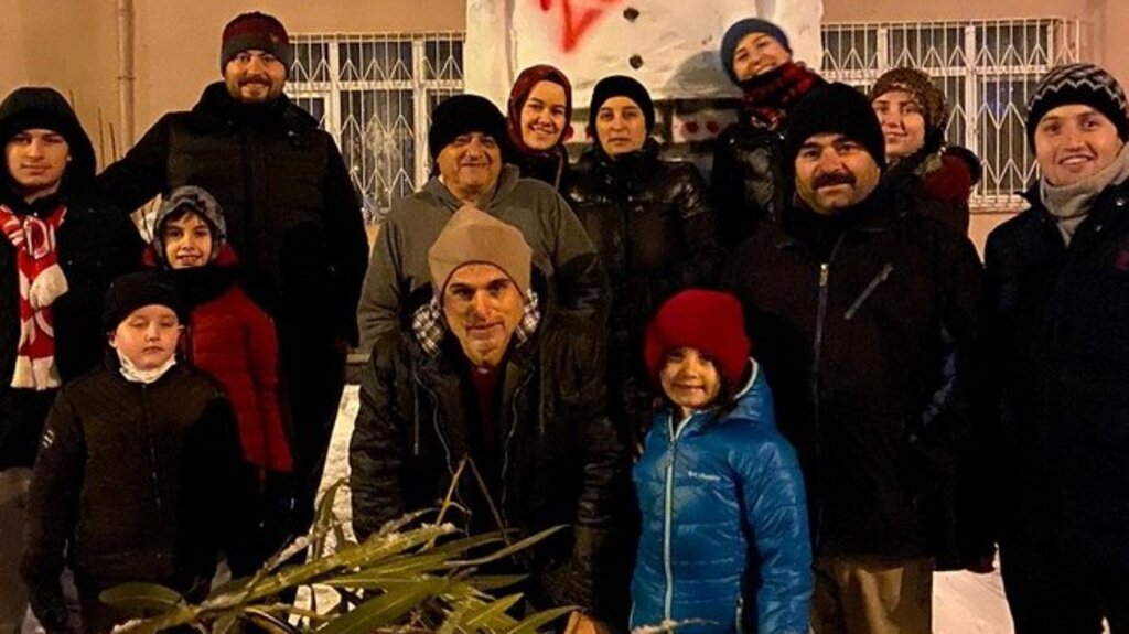 Samsun'da Dev Kardan Adam İlgi Odağı Oldu!