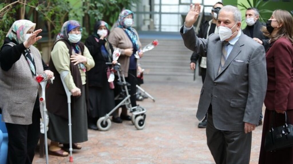 Başkan Demirtaş’dan Huzur Evi Sakinlerine Anlamlı Ziyaret!