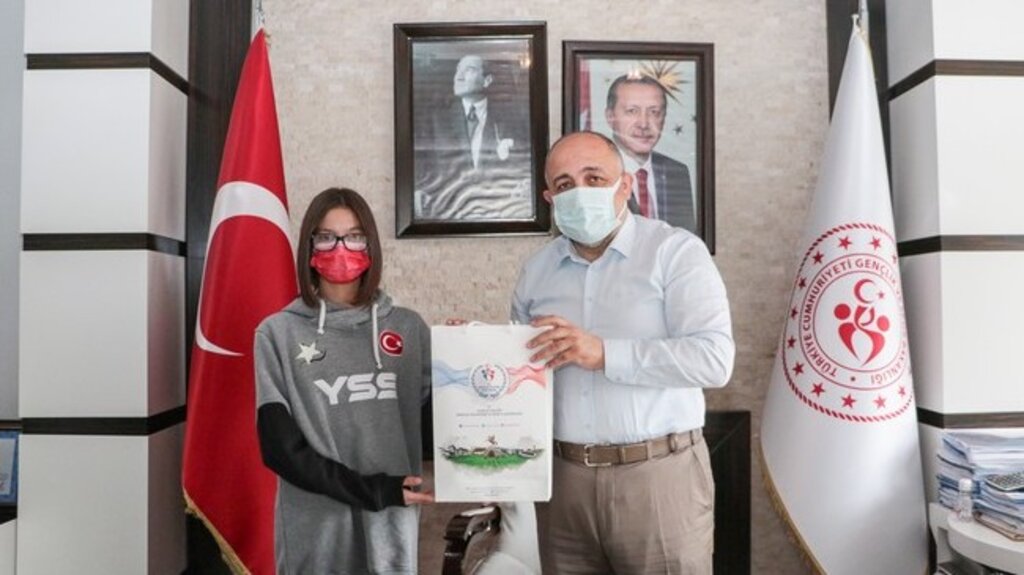 Şampiyon Yüzücüden Kasapoğlu'na Ziyaret!