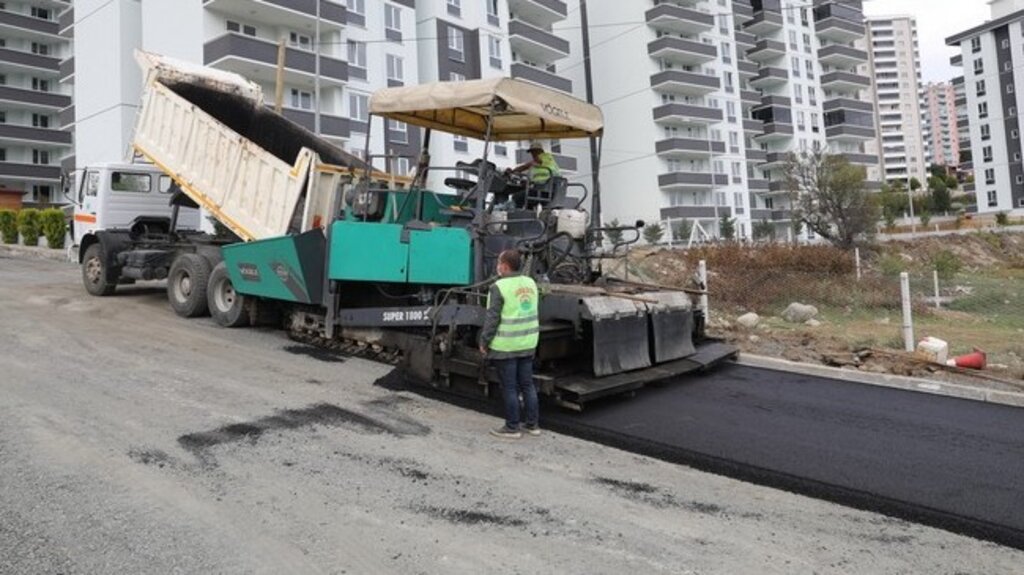 İlkadım Fen İşlerinden Konforlu Ulaşım İçin Sıcak Asfalt Atağı!