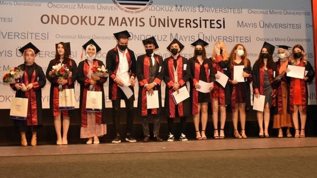 OMÜ Sağlık Bilimleri Fakültesinin Mezuniyet Sevinci!