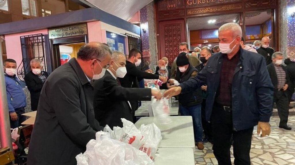 İlkadım Belediyesi Camilerde Binlerce Kandil Simidi Dağıttı!
