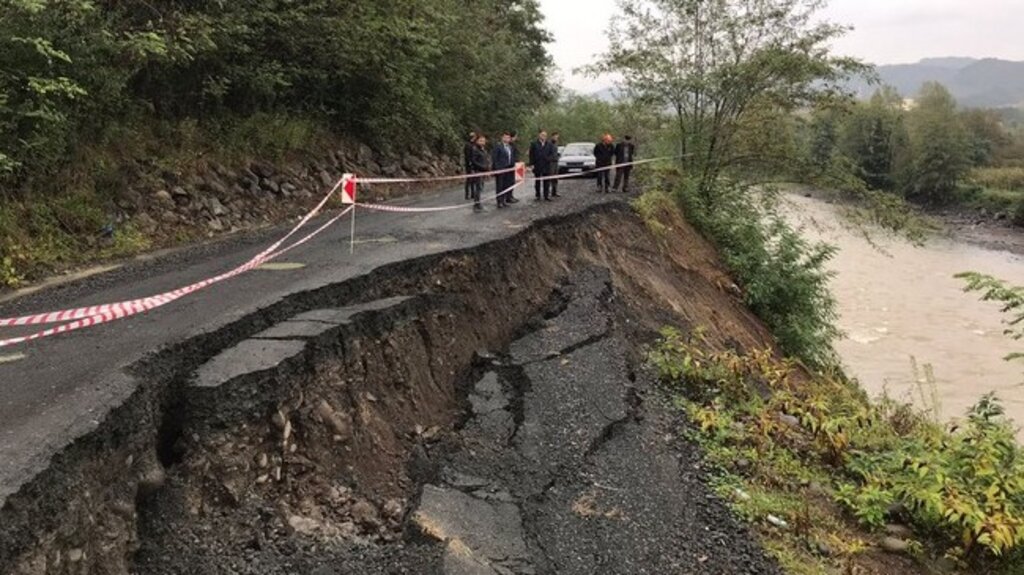 Samsun’un Salıpazarı İlçesinde Yağışlardan Yol Çöktü!