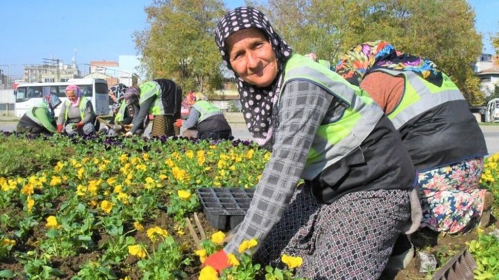 Samsun'un Park Ve Bahçelerine Kadın Eli Değiyor!