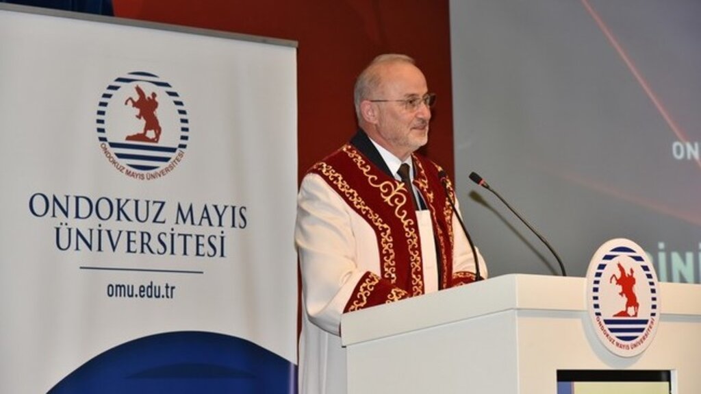 OMÜ’de Aşama Kaydeden Doktor Öğretim Üyeleri Biniş Giydi!