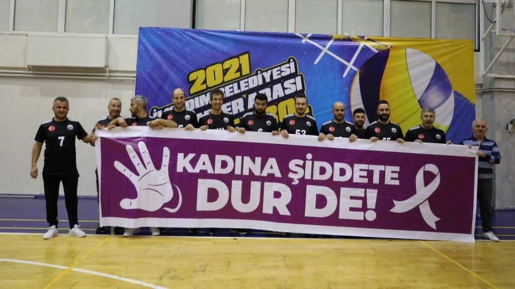 İlkadım’dan Kadına Şiddete Pankartlı Tepki!