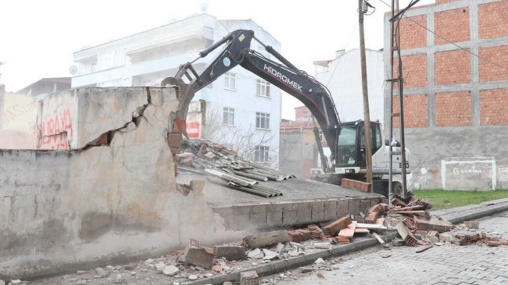 İlkadım’da İllegal Kullanıma Uygun Metruk Binalar Yıkılıyor!