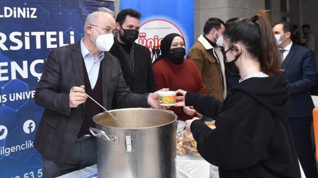 Rektör Ünal Öğrencilerin Sıcak Çorba Molasına Katıldı!