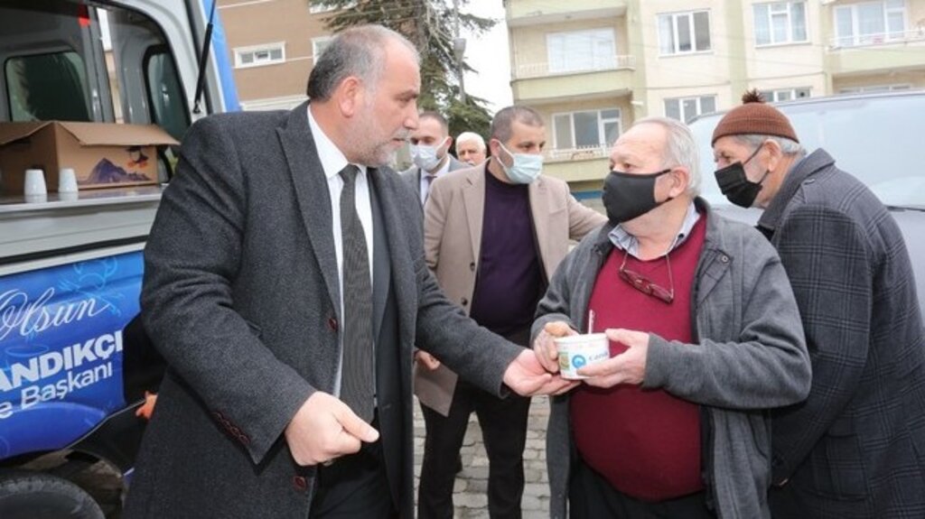 Başkan Sandıkçı’dan Cuma Namazı Çıkışında İkram!