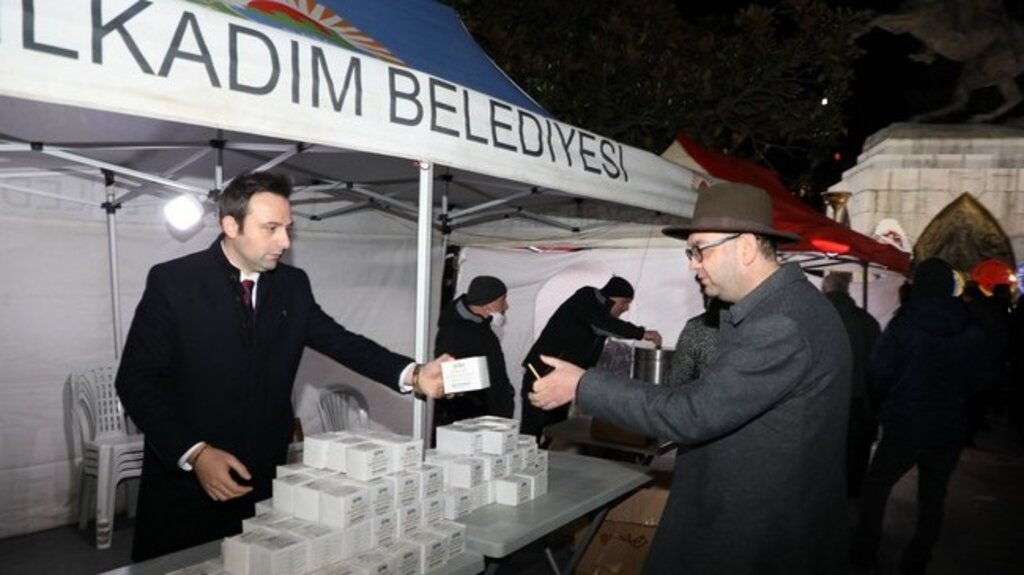 İlkadım Belediyesi 13 Noktada 6 Bin Kandil Simidi Dağıttı!