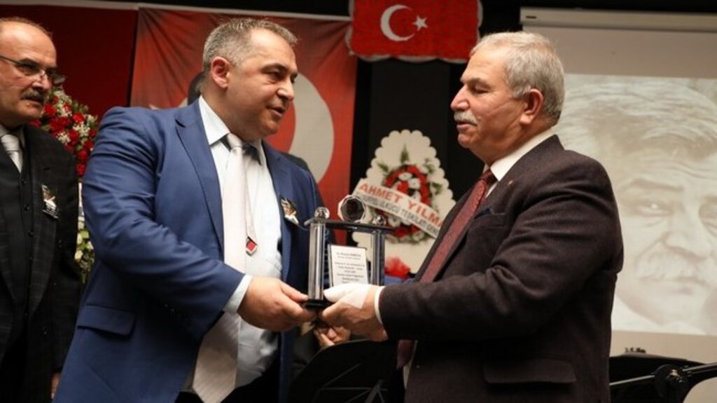 Ozan Arif’in Oğlu Mehmet Alp Şirin’den Başkan Demirtaş’a Teşekkür Plaketi!