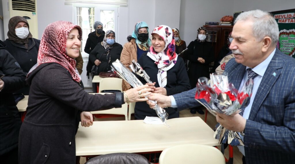 Başkan Demirtaş, 8 Mart Emekçi Kadınlar Günü’nü Çiçeklerle Kutladı!