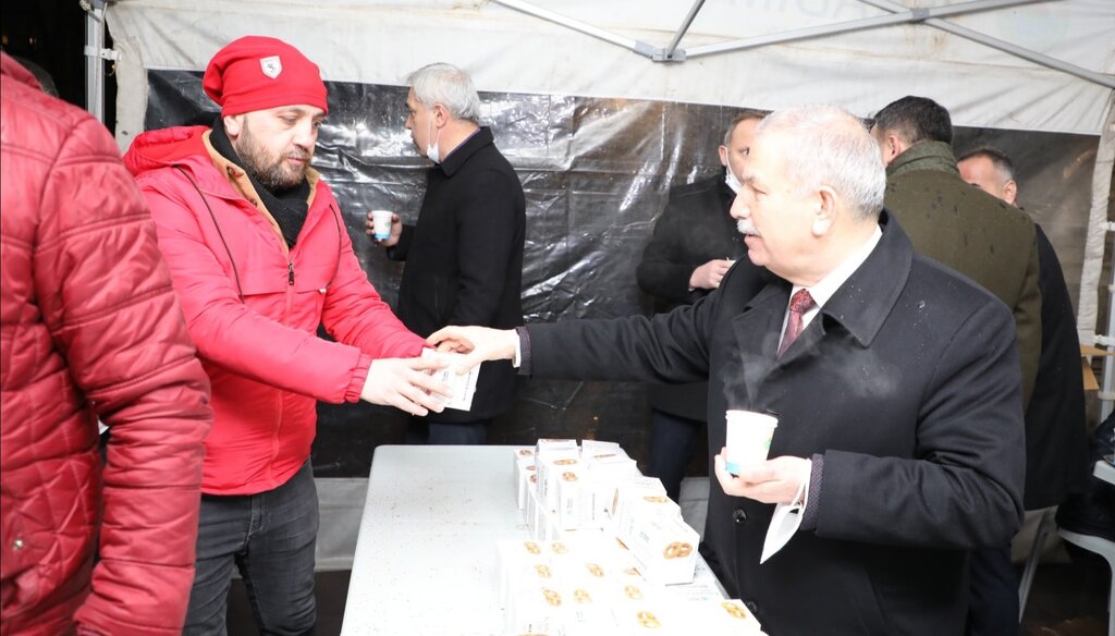 Başkan Demirtaş, Büyük Camii de Kandil Simidi Dağıtarak İlçe Halkının Kandilini Kutladı!