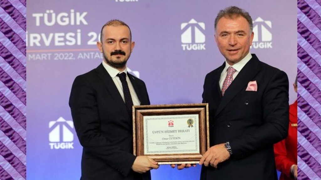 Başkan Öztekin'e TÜGİK İş Zirvesi'nde Üstün Hizmet Beratı!