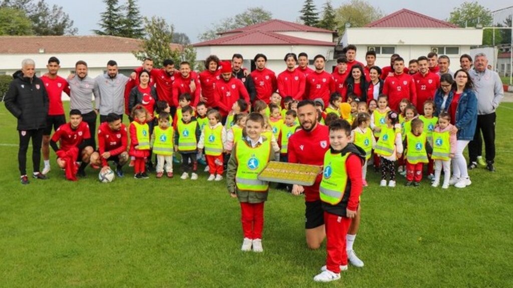 Anaokulu Öğrencilerinden Samsunspor’a Tatlı Ziyaret!