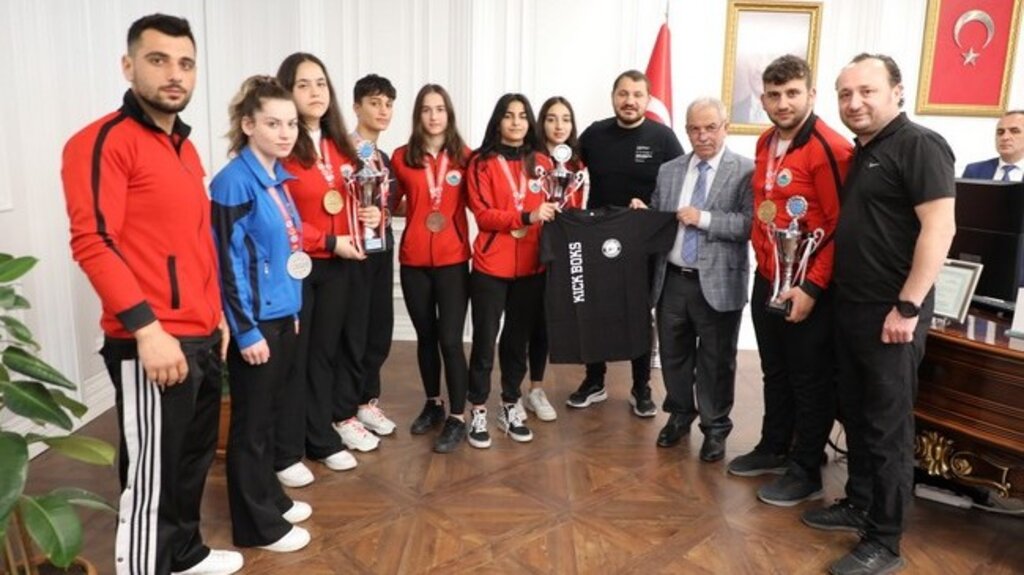 Başkan Demirtaş Şampiyon Kick Bokscuları Altınla Ödüllendirdi!