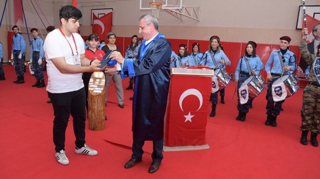 Murzioğlu’na Mezun Olduğu Okulda Duygulandıran Sürpriz!