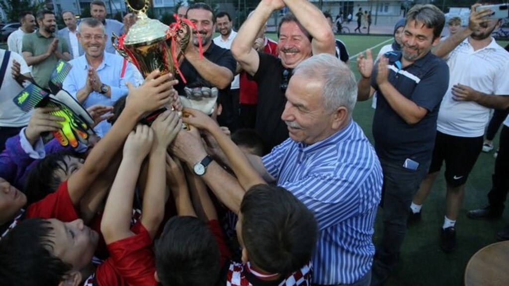 Şampiyon Minikler Kupa Ve Madalyalarını Başkan Demirtaş’ın Elinden Aldı!