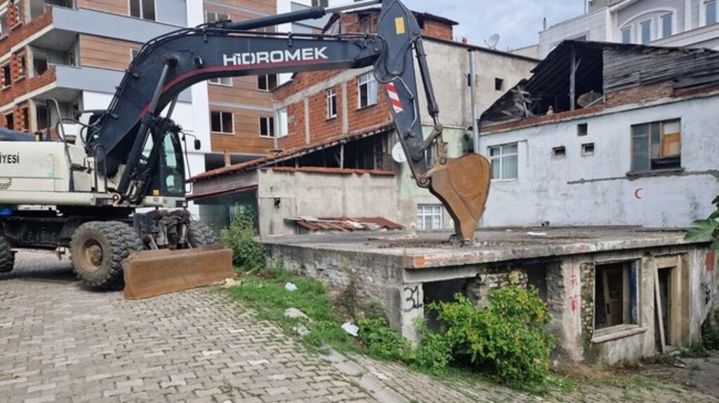 Salıpazarı Belediyesi Metruk Binaları Yıkıyor!