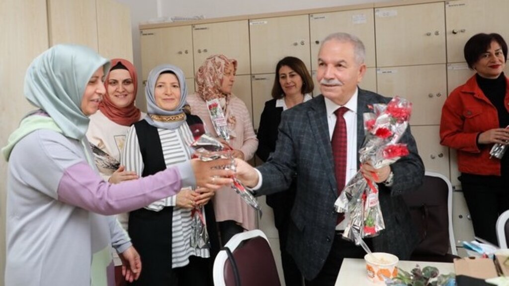 Başkan Demirtaş Okul Ziyaretleri İle Öğretmenlerin Gününü Çiçeklerle Kutladı!