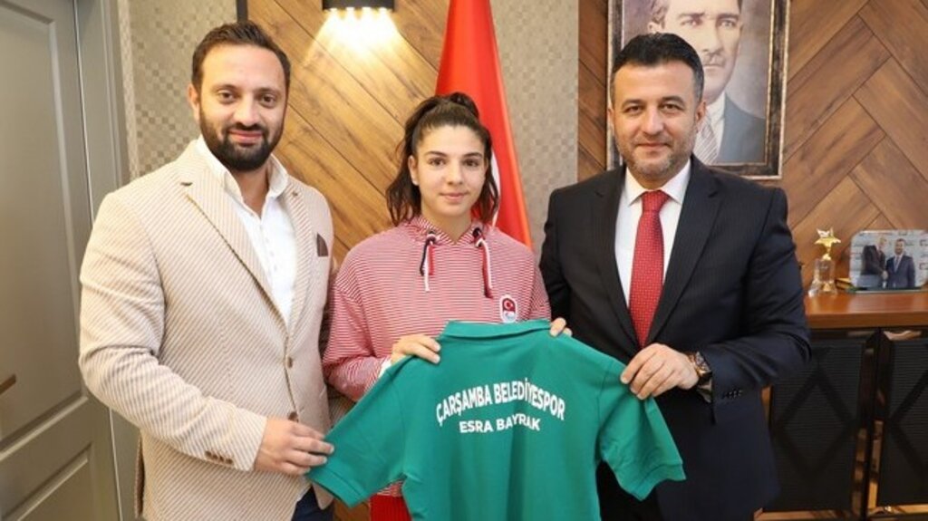 Dünya Şampiyonu Milli Sporcu Esra Bayrak, Çarşamba Belediyespor’da!