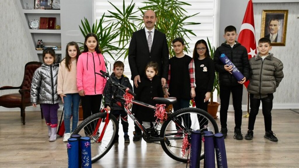 Başkan Kılıç'tan Miniklere Karne Hediyesi!