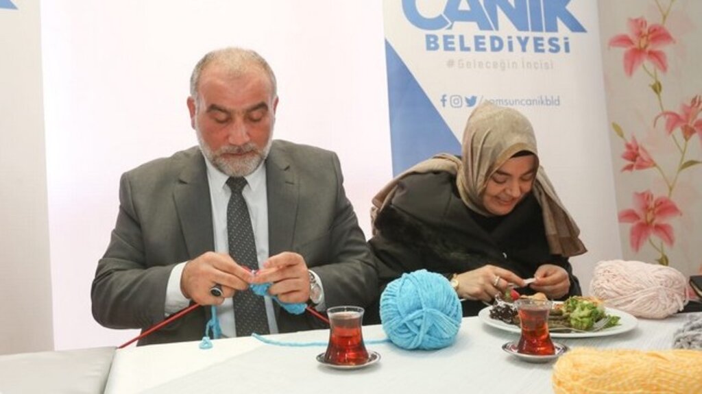 Başkan Sandıkçı Öğrenciler İçin Atkı ve Bere Ördü!