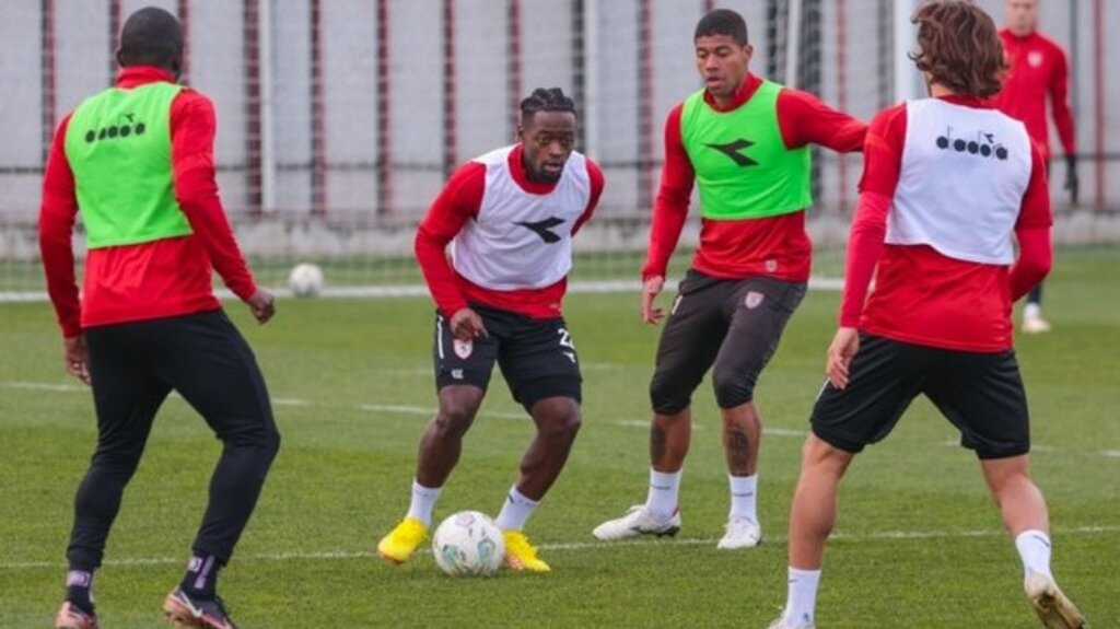 Samsunspor’un Yeni Transferi Antrenmana Çıktı!