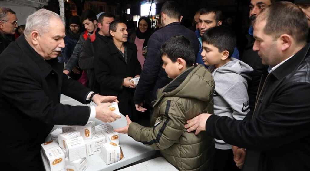 Mübarek Gecede Vatandaşlar Kandil Simitlerini Başkan Demirtaş’ın Elinden Aldı!