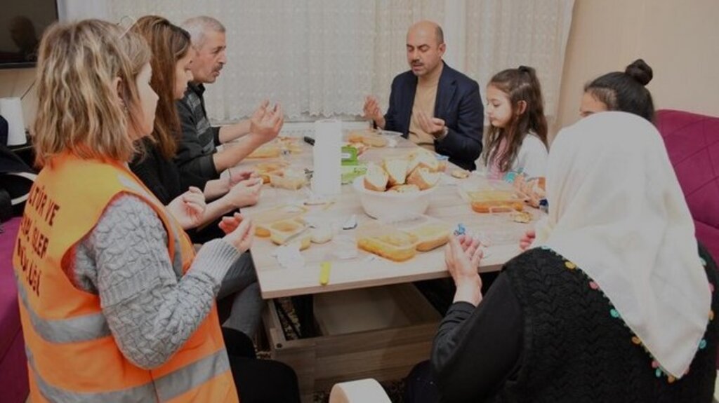 Başkan Kılıç İlk İftarı Depremzede Aileyle Yaptı!