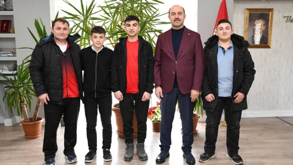 Başkan Kılıç’tan Başarılı Sporculara Ödül!