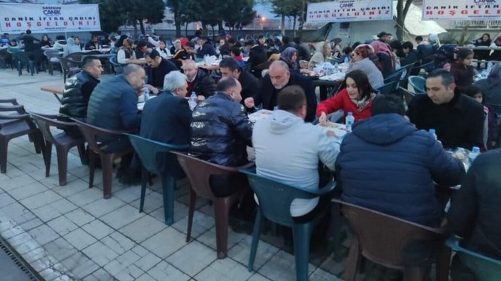 Başkan Sandıkçı Deprem Bölgesinde Depremzedelerle İftar Yaptı!