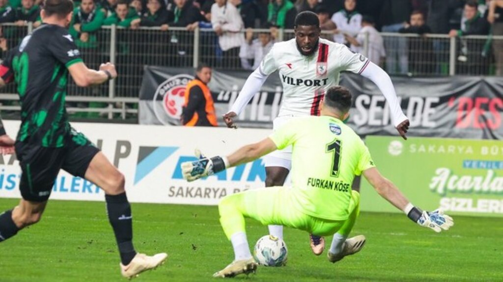 Samsunspor Sakarya'yı Laura İle Geçti!