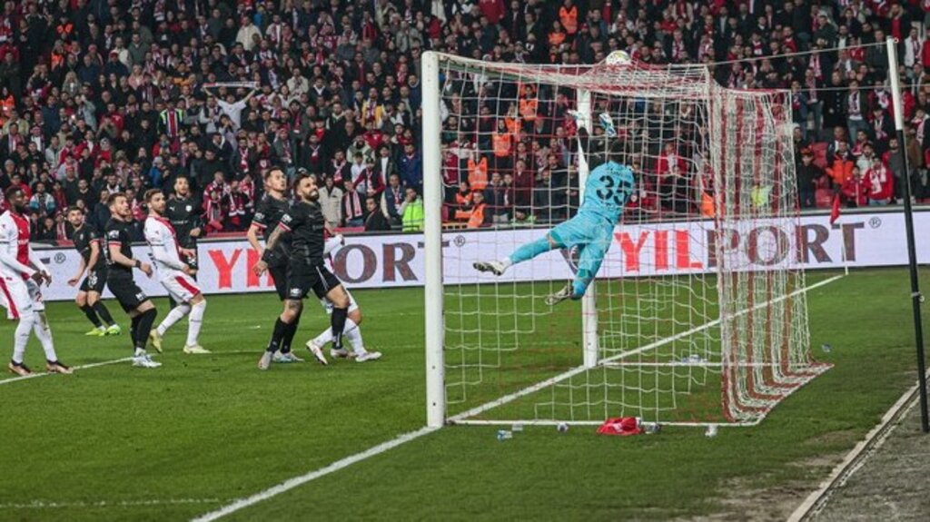 Lider Samsunspor 10 Kişi İle Pendikspor'u Dağıttı!