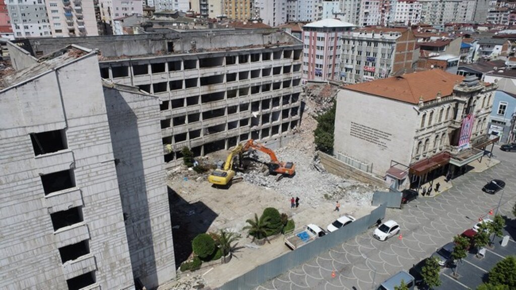 Samsun Büyükşehir Hizmet Binasının Yıkımı Başladı!