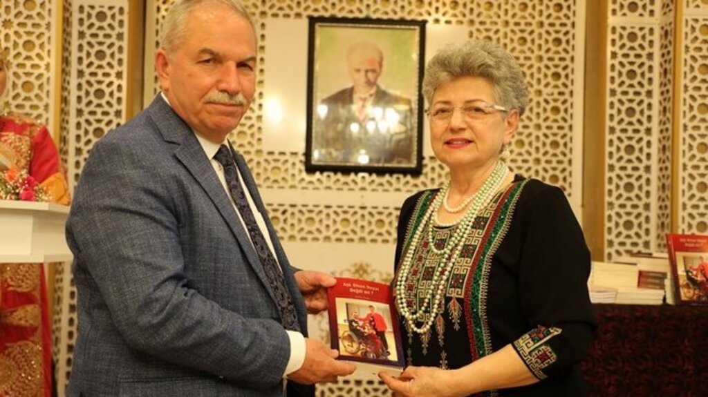 ‘Aşk Olsun Hayat, Değdi Mi? Kitabını Başkan Demirtaş’a Takdim Etti!